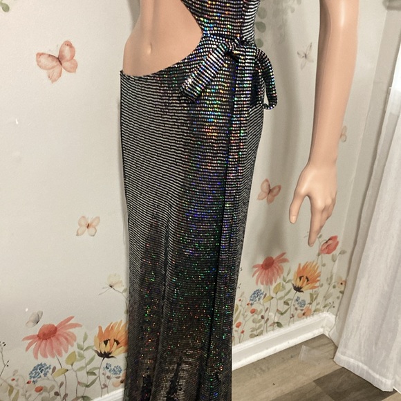 Holographic Cut-Out Maxi Dress - Picture 12 of 16